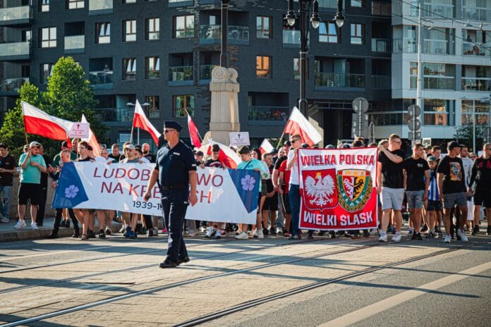 Uliczna rewolucja: polskie marki, które odmieniły oblicze patriotycznego stylu