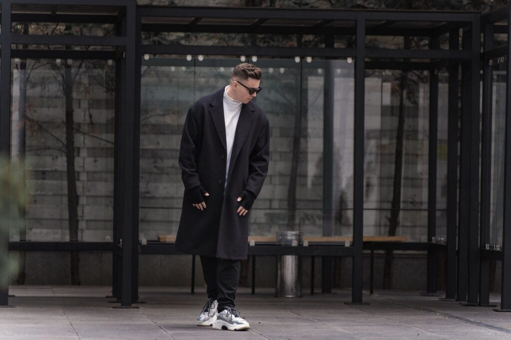 Jak nosić czarne ciuchy patriotyczne? Monochromatyczny streetwear z mocnym przesłaniem