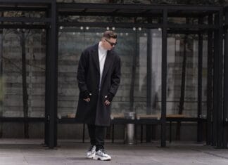 Jak nosić czarne ciuchy patriotyczne? Monochromatyczny streetwear z mocnym przesłaniem