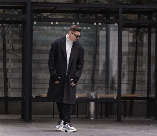 Jak nosić czarne ciuchy patriotyczne? Monochromatyczny streetwear z mocnym przesłaniem