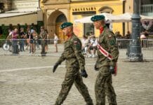 Jak usunąć plamy z białej koszulki patriotycznej bez niszczenia czerwonego nadruku? Jak usunąć plamy z białej koszulki patriotycznej bez niszczenia czerwonego nadruku?