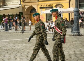 Jak usunąć plamy z białej koszulki patriotycznej bez niszczenia czerwonego nadruku? Jak usunąć plamy z białej koszulki patriotycznej bez niszczenia czerwonego nadruku?