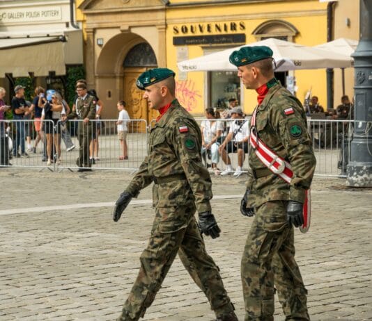 Jak usunąć plamy z białej koszulki patriotycznej bez niszczenia czerwonego nadruku? Jak usunąć plamy z białej koszulki patriotycznej bez niszczenia czerwonego nadruku?