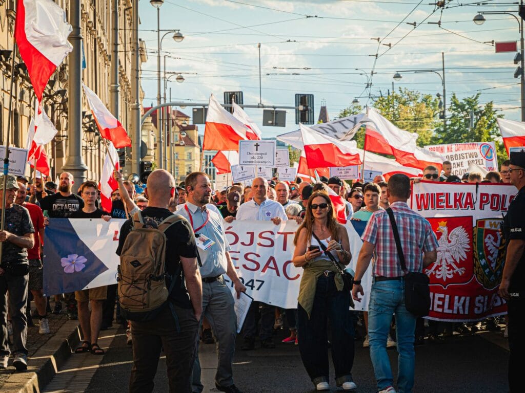 Jak usunąć plamy z białej koszulki patriotycznej bez niszczenia czerwonego nadruku?