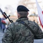 Jakie motywy z Powstania Warszawskiego są najchętniej wybierane na odzieży i co oznaczają?