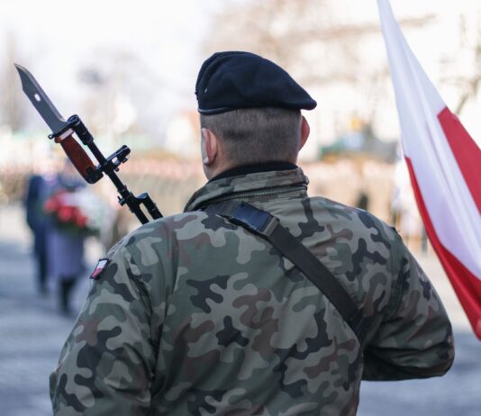 Jakie motywy z Powstania Warszawskiego są najchętniej wybierane na odzieży i co oznaczają?