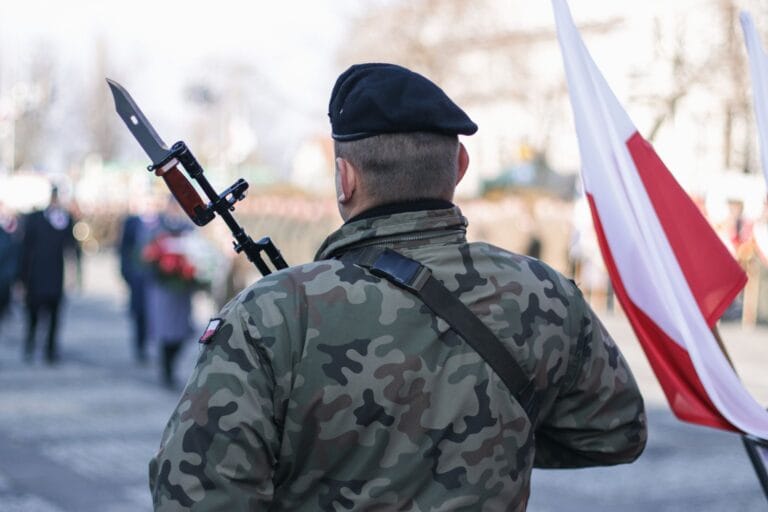 Jakie motywy z Powstania Warszawskiego są najchętniej wybierane na odzieży i co oznaczają?