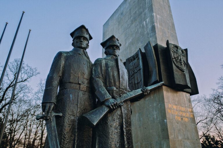Jakie motywy z Powstania Warszawskiego są najchętniej wybierane na odzieży i co oznaczają?