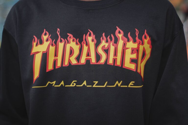 Zbliżenie na bluzę z kapturem Thrasher z płomiennym logo